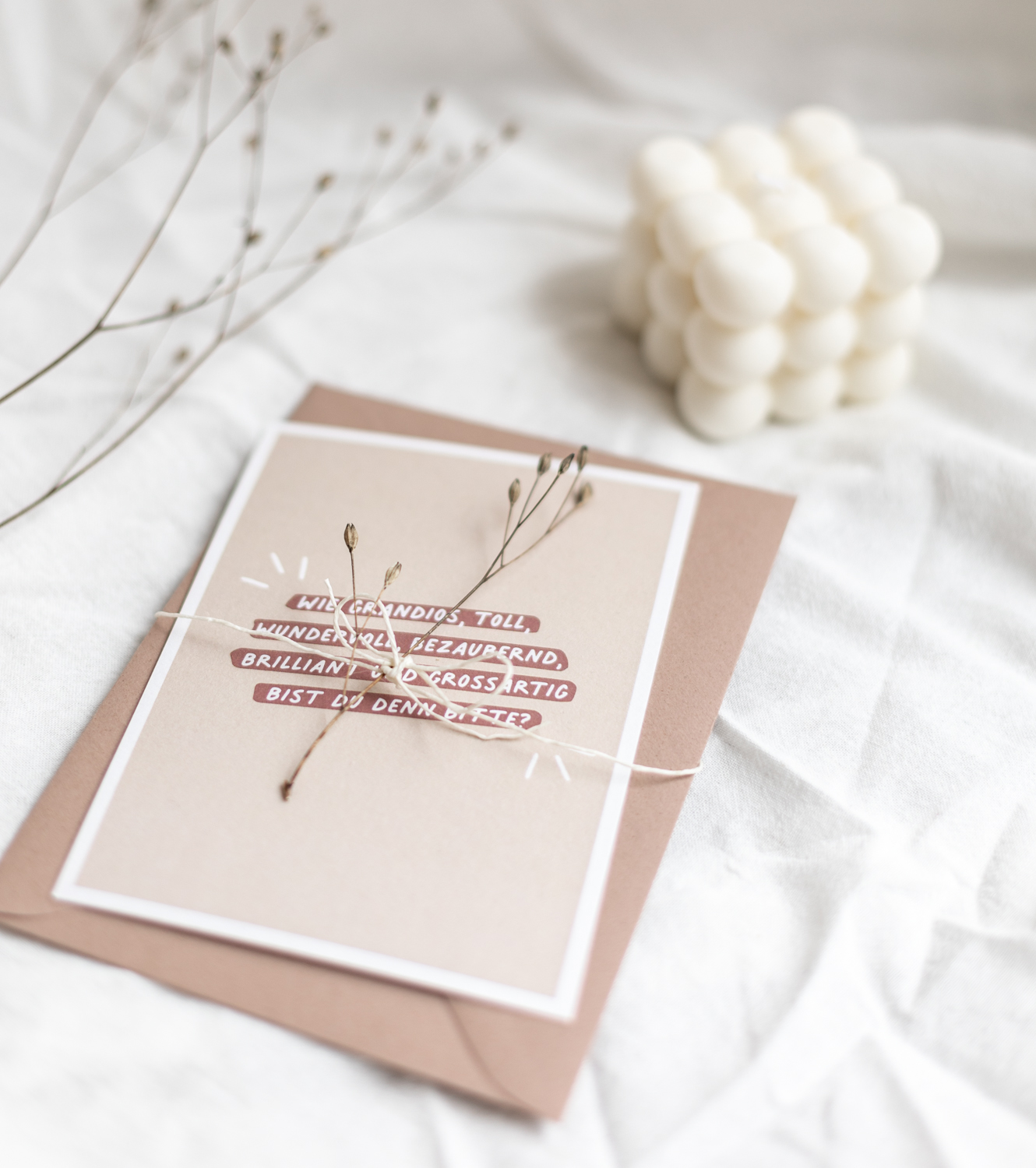 postkarte-dekoriert-auf-briefumschlag-mit-trockenblume